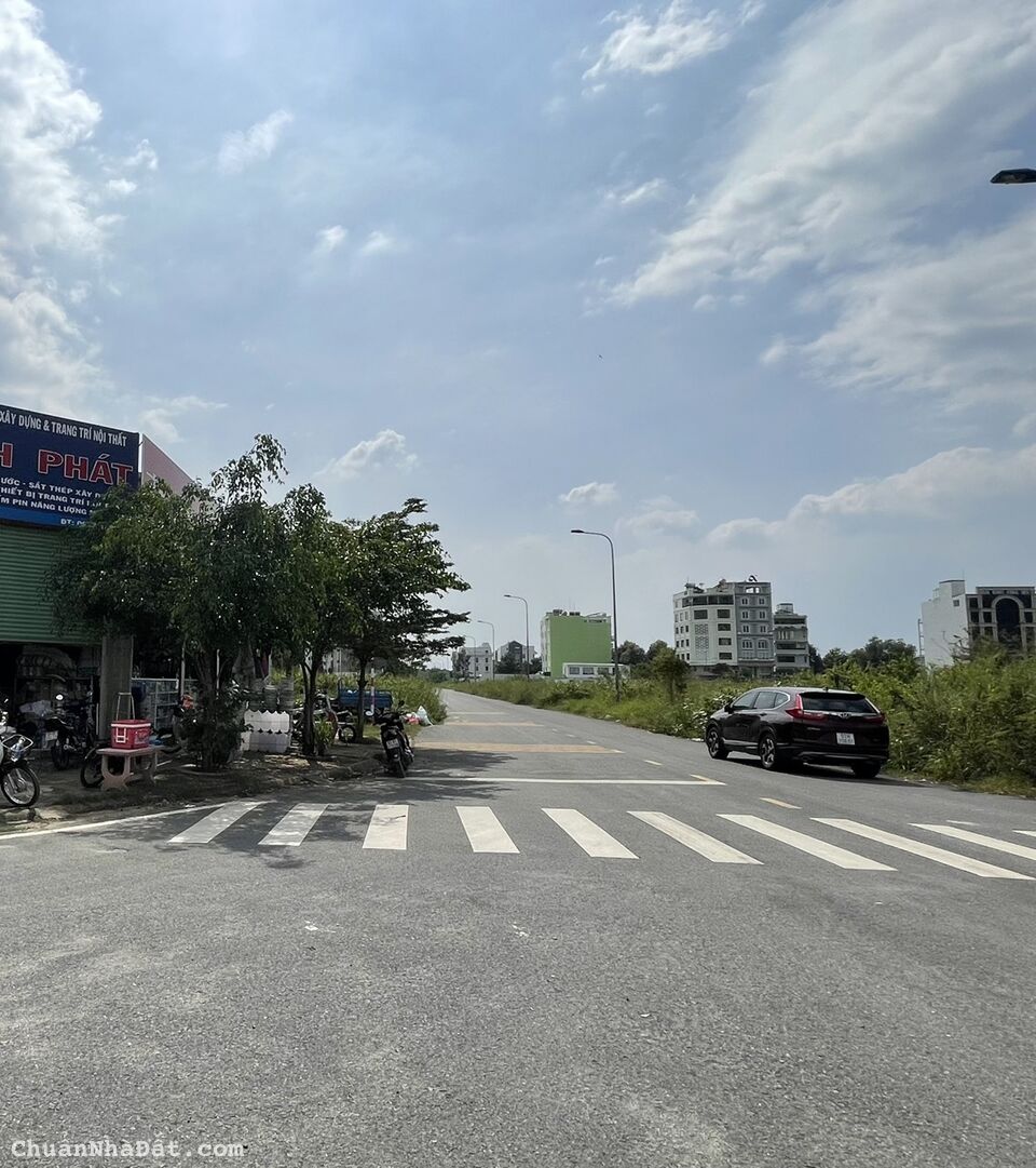 Cần bán gấp lô đất MT Hậu Giang Quận 6,70m2,SHR,cạnh CV Phú Lâm,FULL Thổ Cư,2.3 tỷ