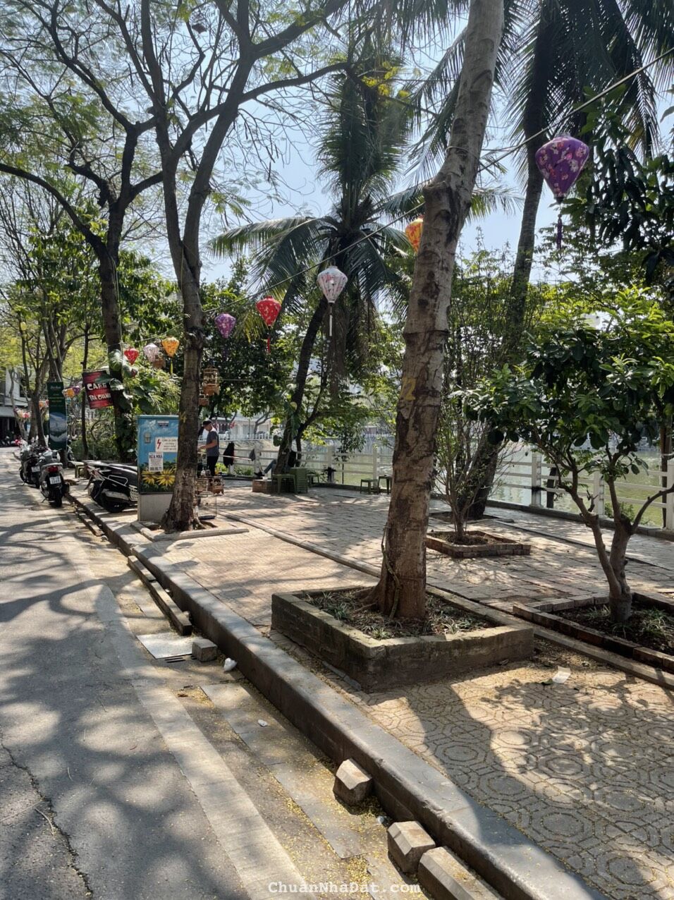 Cần bán gấp giá rẻ căn nhà ngay mặt hồ Trúc Bạch