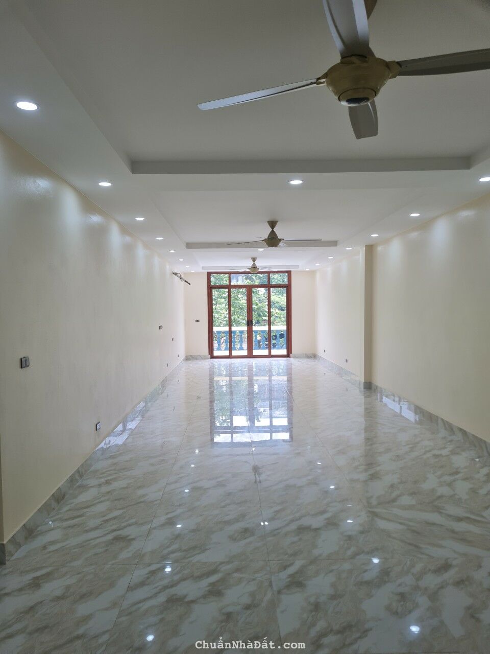 Cho thuê nhà nguyên căn KĐT Văn Phú Hà Đông 100m2, 5 tầng, mt 5m, thông sàn, thang máy. Giá 35tr/th