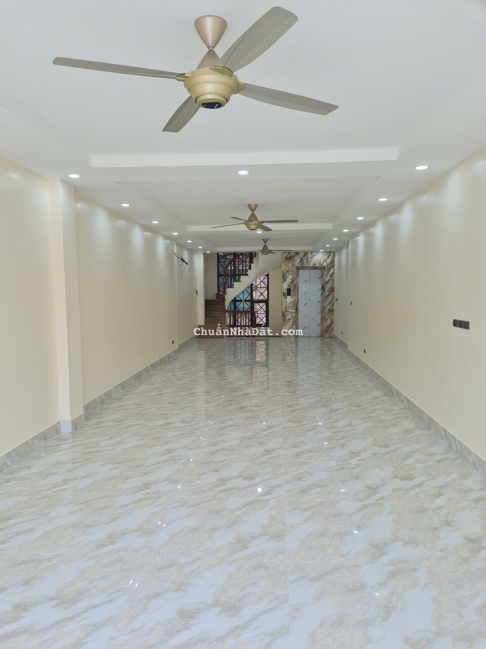 Cho thuê nhà nguyên căn KĐT Văn Phú Hà Đông 100m2, 5 tầng, mt 5m, thông sàn, thang máy. Giá 35tr/th