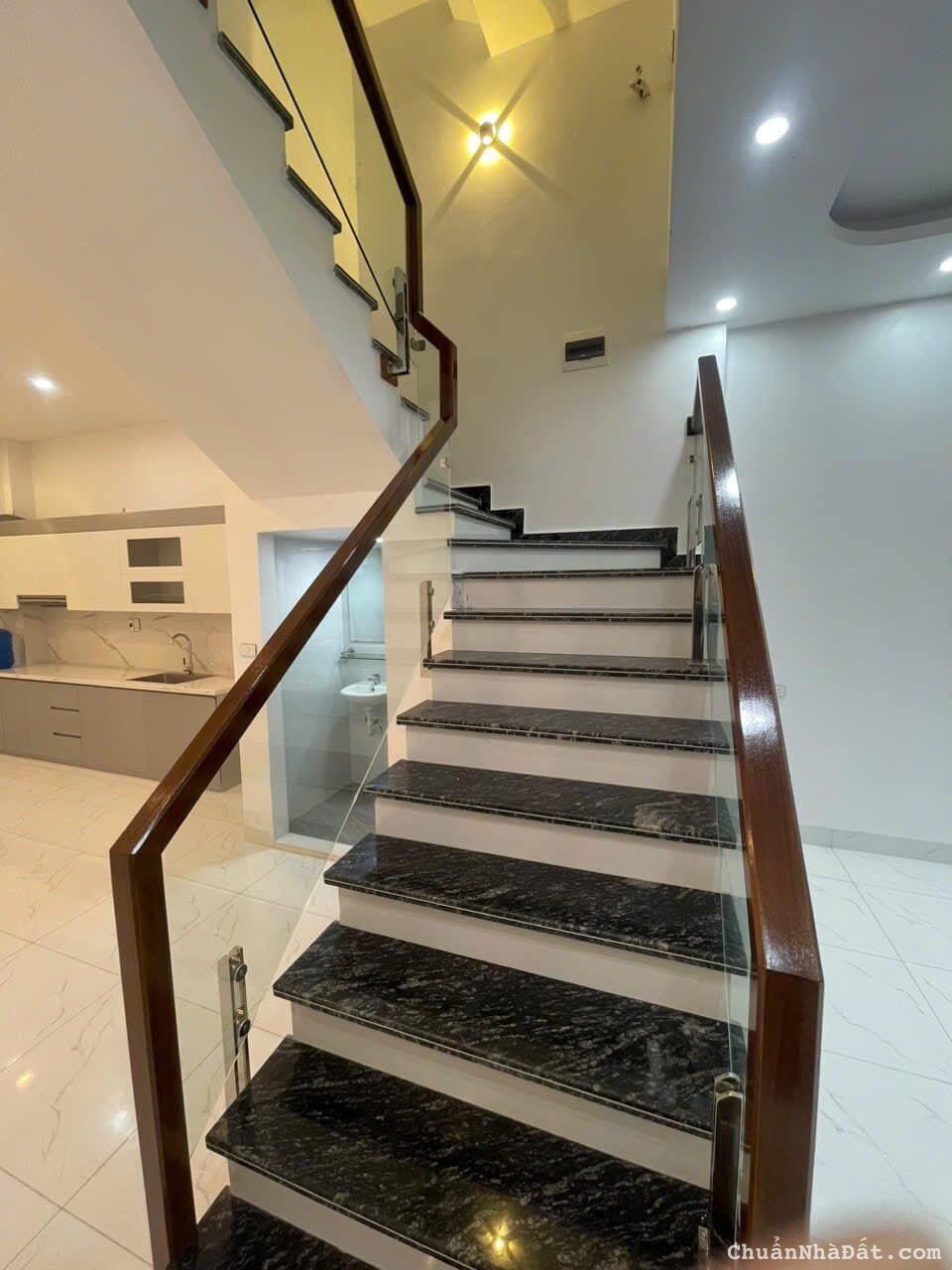 Bán nhà 3 tầng 3 phòng ngủ ngõ phố Đào Đạo, TP HD, 47.7m2, hướng tây bắc, nhà đẹp, chỉ 1.9x tỷ