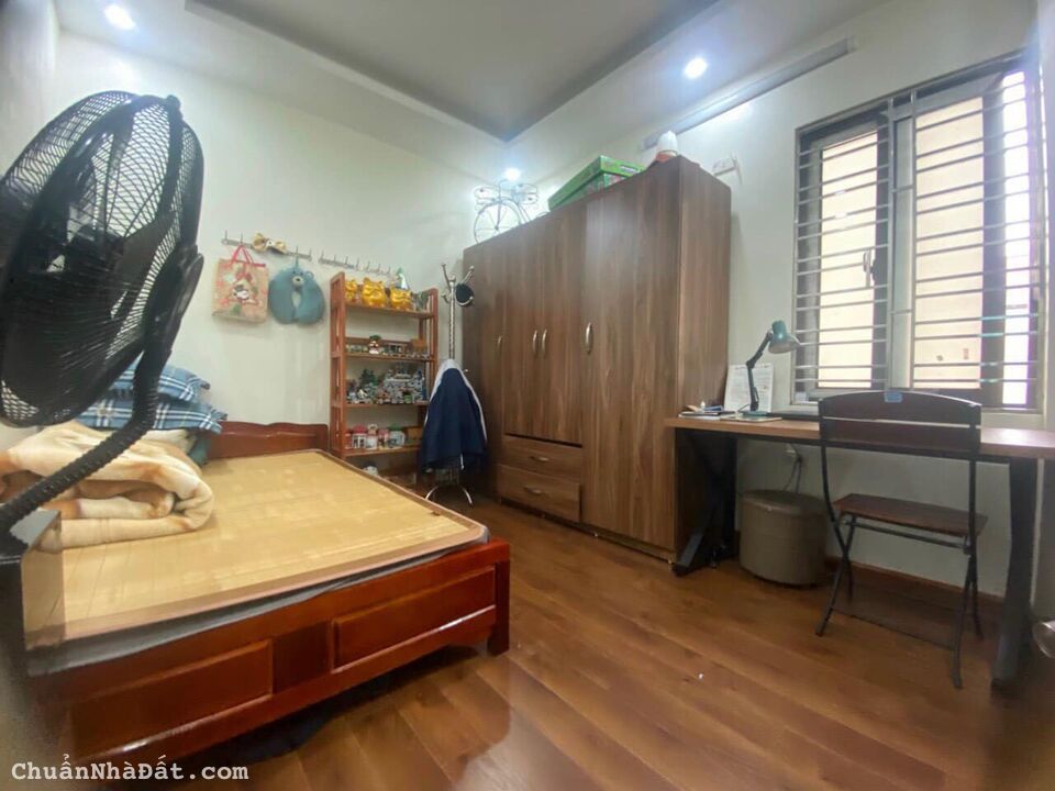 Bán nhà 3.5 tầng mặt phố Nguyễn Hữu Cầu, ph Ngọc Châu, TP HD, 4 phòng, mt 4m, KD tốt