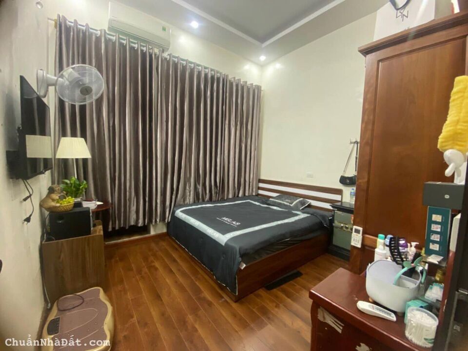 Bán nhà 3.5 tầng mặt phố Nguyễn Hữu Cầu, ph Ngọc Châu, TP HD, 4 phòng, mt 4m, KD tốt