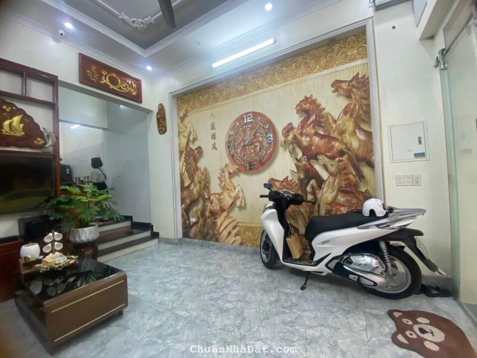 Bán nhà 3.5 tầng mặt phố Nguyễn Hữu Cầu, ph Ngọc Châu, TP HD, 4 phòng, mt 4m, KD tốt