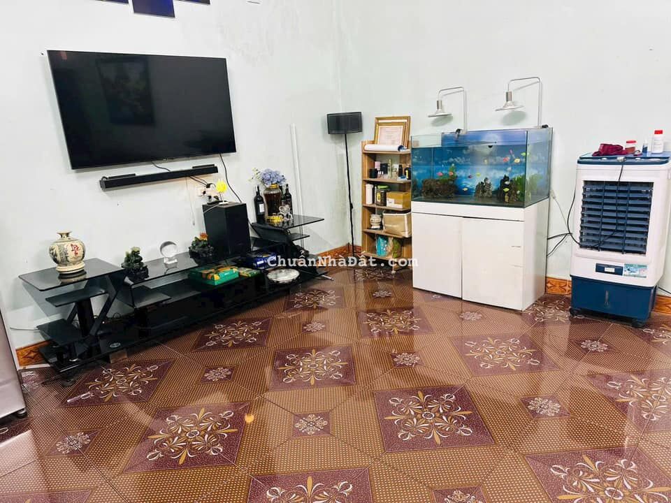 Bán nhà 2 tầng ngõ phố Quyết Thắng, Phạm Ngũ Lão, 68m2, 2 ngủ, sân để xe rộng, 1.95 tỷ