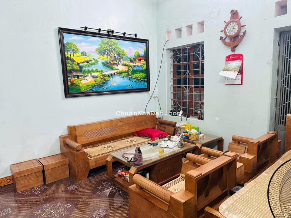 Bán nhà 2 tầng ngõ phố Quyết Thắng, Phạm Ngũ Lão, 68m2, 2 ngủ, sân để xe rộng, 1.95 tỷ