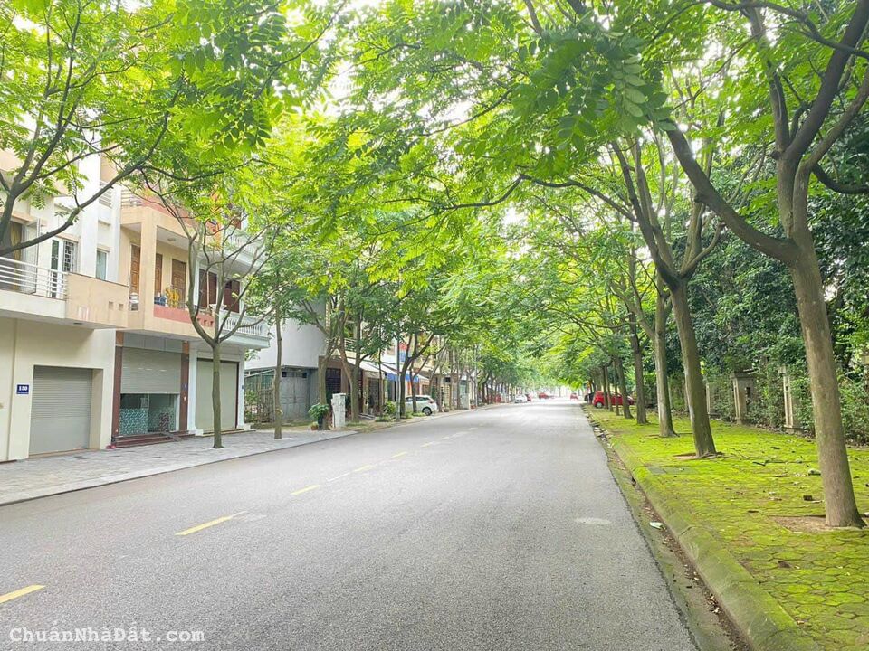 Bán đất mặt phố Hồng Châu, khu Hải Hà, TP HD, 70m2, mt 4.5m, đường 20.5m, gần hồ