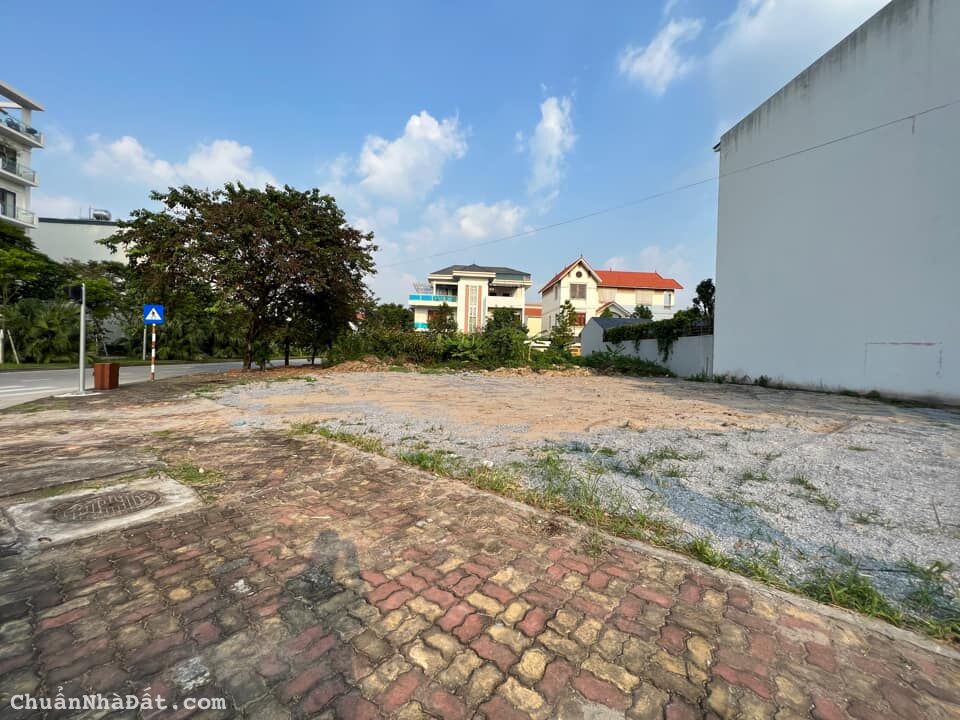 Cho thuê đất mặt đường đôi Phạm Văn Đồng – Hoàng Quốc Việt, 377m2, KD buôn bán tốt