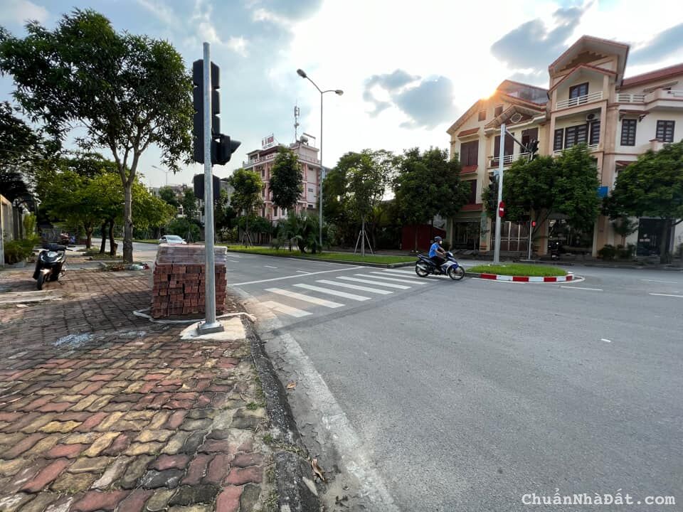 Cho thuê đất mặt đường đôi Phạm Văn Đồng – Hoàng Quốc Việt, 377m2, KD buôn bán tốt