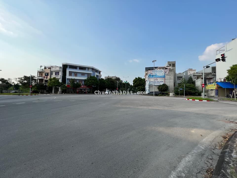 Cho thuê đất mặt đường đôi Phạm Văn Đồng – Hoàng Quốc Việt, 377m2, KD buôn bán tốt