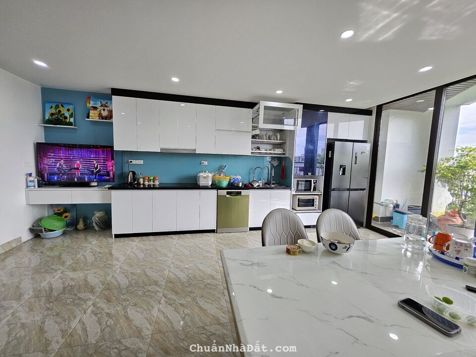 MẶT ĐƯỜNG PHẠM VĂN ĐỒNG - VỊ TRÍ VIP VỈA HÈ ĐÁ BÓNG - 6 TẦNG KINH DOANH - DT 45M2 GIÁ CHÀO 1X TỶ