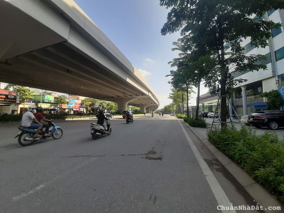 MẶT ĐƯỜNG PHẠM VĂN ĐỒNG - VỊ TRÍ ĐẮC ĐỊA VỈA HÈ ĐÁ BÓNG - PHÙ HỢP KINH DOANH MỌI LOẠI HÌNH 