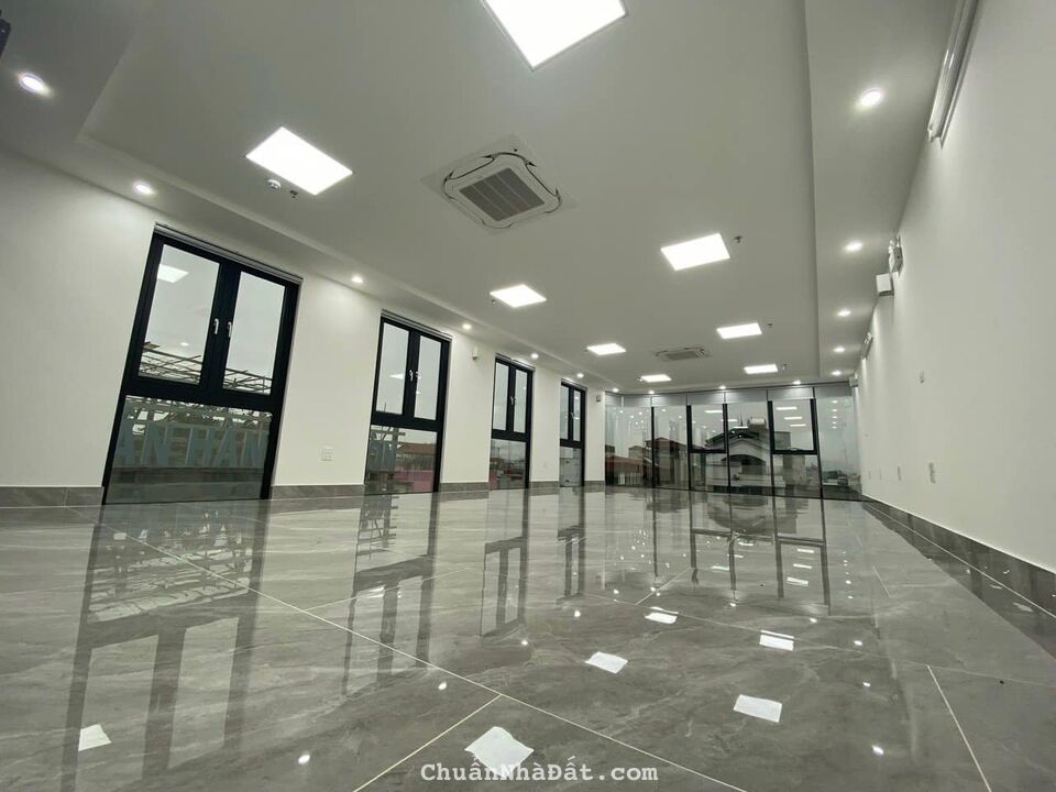 MẶT ĐƯỜNG PHẠM VĂN ĐỒNG - VỊ TRÍ ĐẮC ĐỊA VỈA HÈ ĐÁ BÓNG - PHÙ HỢP KINH DOANH MỌI LOẠI HÌNH 