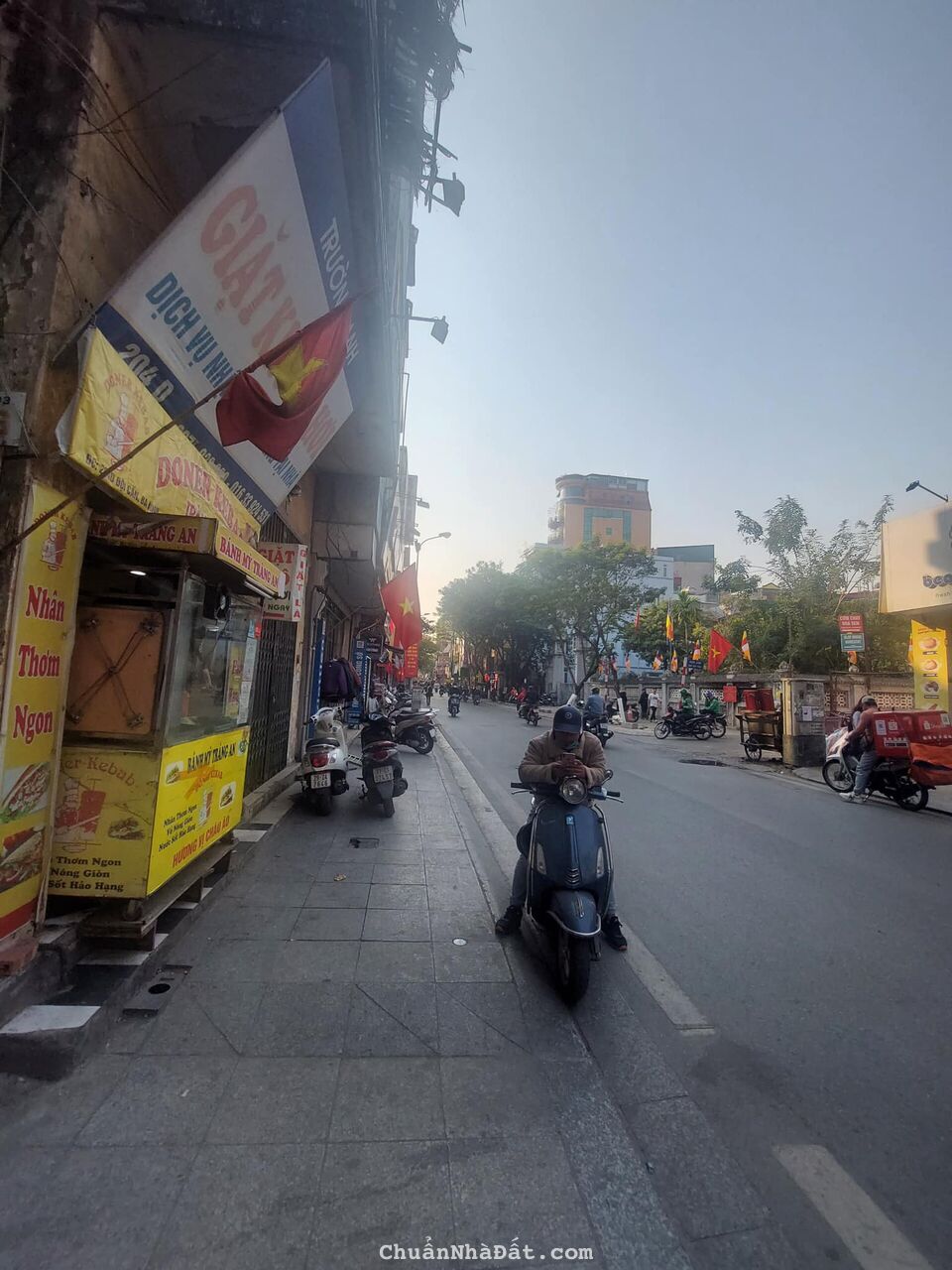 CHỦ CẦN BÁN GẤP MẶT PHỐ ĐỘI CẤN Ô TÔ TRÁNH VỈA HÈ KINH DOANH MẶT TIỀN RỘNG LÔ GÓC 3 THOÁNG 