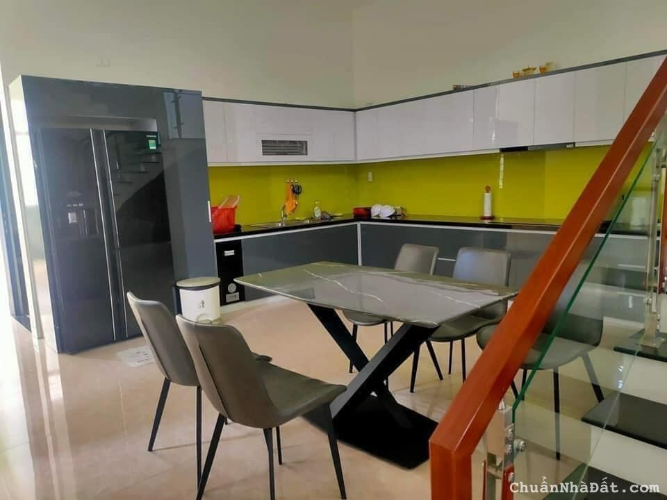 nhà 3 tầng trên đường Đoàn Nhữ Hài, p.Tân Thạnh, ngôi hàng tâm huyết, hiện đại. nội thất cao cấp