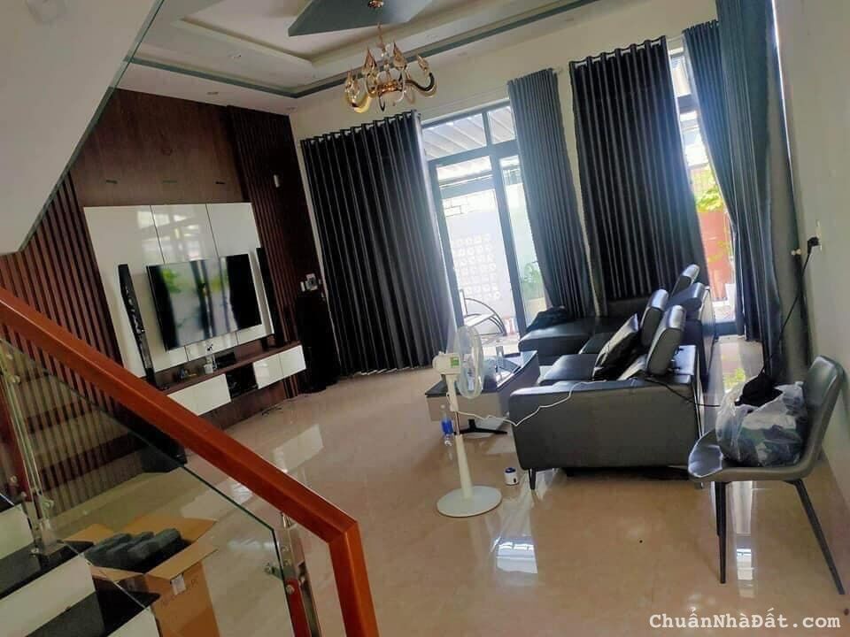 nhà 3 tầng trên đường Đoàn Nhữ Hài, p.Tân Thạnh, ngôi hàng tâm huyết, hiện đại. nội thất cao cấp