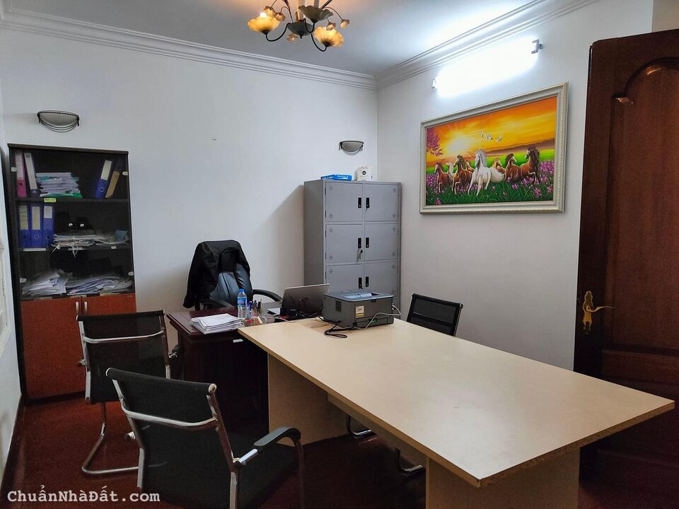 Biệt thự Cầu Giấy, Q. Cầu Giấy 200m2,4 tầng mặt tiền siêu rộng, kinh doanh văn phòng.