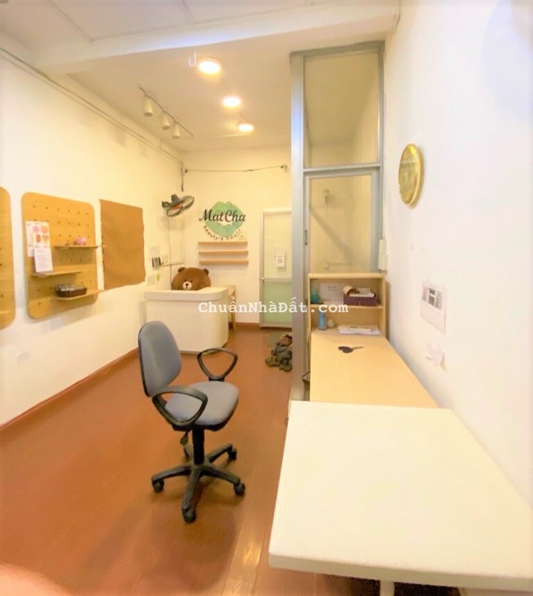 Bán Nhà mặt phố Kim Mã 33m2 MT 3,5m vị trí KD tốt,  giá 16 tỷ. LH 0349157982.