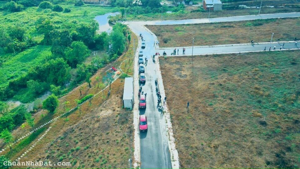 Còn 2 lô liền kề sổ sẵn giá 22 triệu/m2, trục đường chính ngay cổng 2 khu du lịch Sơn Tiên