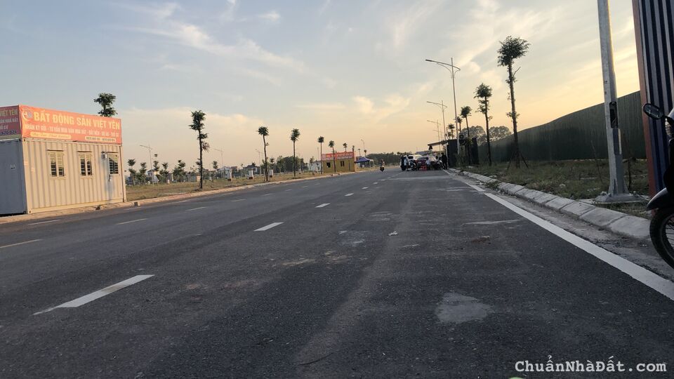 Bán lô view trường học, thị trấn Bích Động, mặt tiền 5,5m, giá 1,4x tỷ.