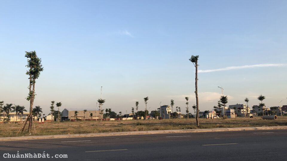 Bán lô view trường học, thị trấn Bích Động, mặt tiền 5,5m, giá 1,4x tỷ.