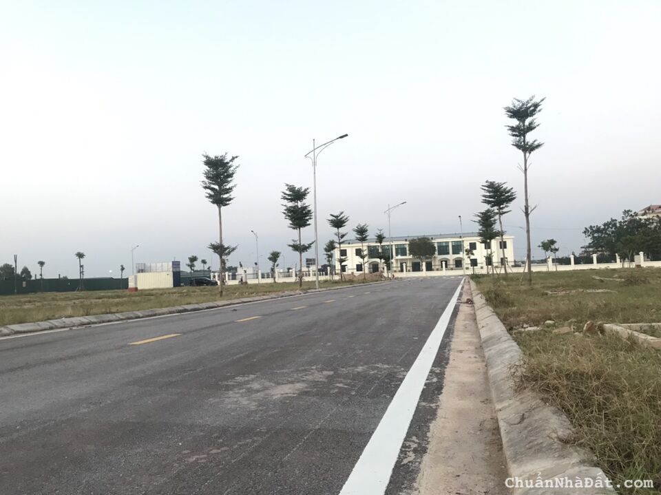 Bán lô Hồ Công Dự - Bích Động, trục kinh doanh café, nhà hang, mặt tiền 6m.