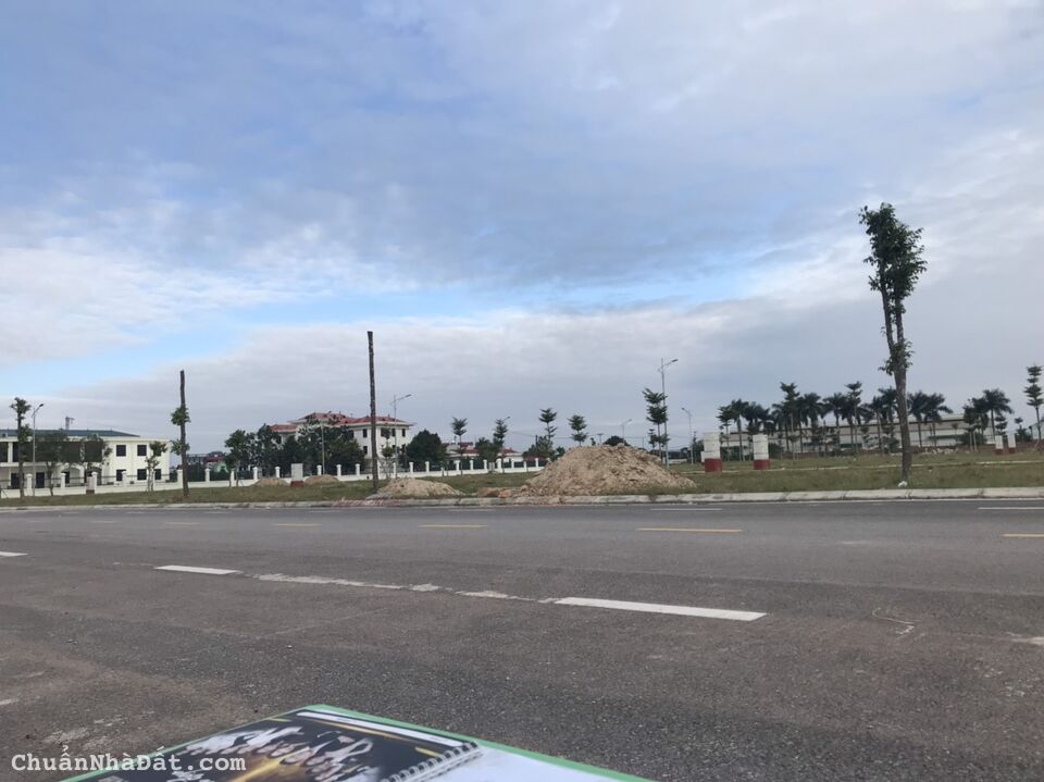 Bán lô Hồ Công Dự - Bích Động, trục kinh doanh café, nhà hang, mặt tiền 6m.