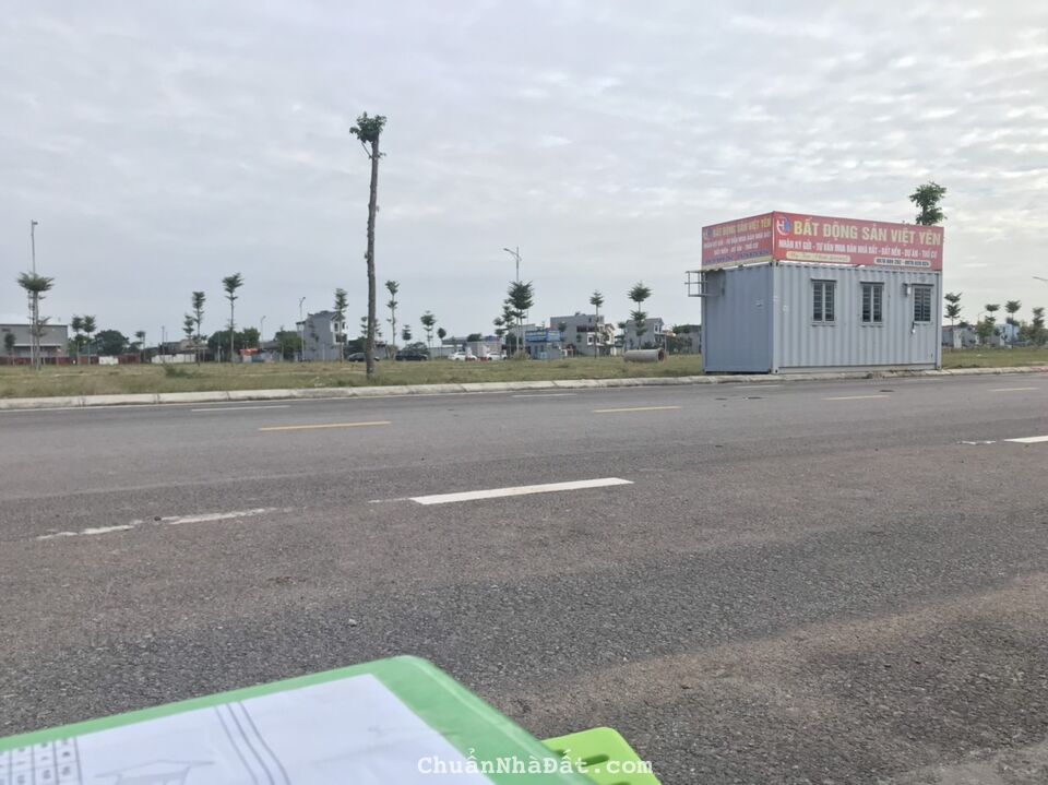 Bán lô Hồ Công Dự - Bích Động, trục kinh doanh café, nhà hang, mặt tiền 6m.