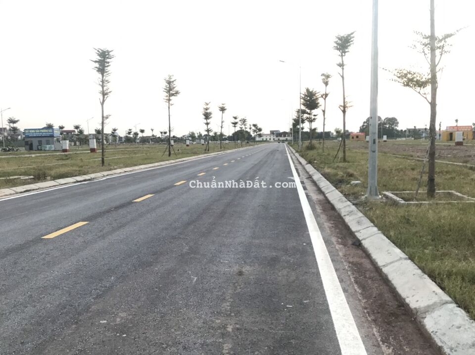 Trung tâm thị trấn Bích Động, mặt tiền 5,5m, giá 1,6 tỷ, hướng Đông Nam Trung tâm thị trấn Bích Động, mặt tiền 5,5m, giá 1,6 tỷ, hướng Đông Nam