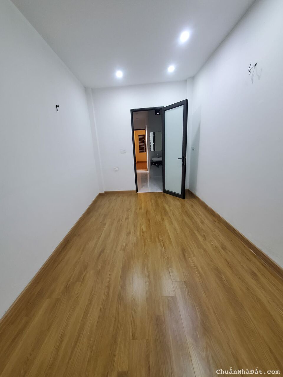 Bán nhà Cổ Nhuế 40m, 4 tầng , 4 ngủ, ở ngay, 3.3 tỷ.