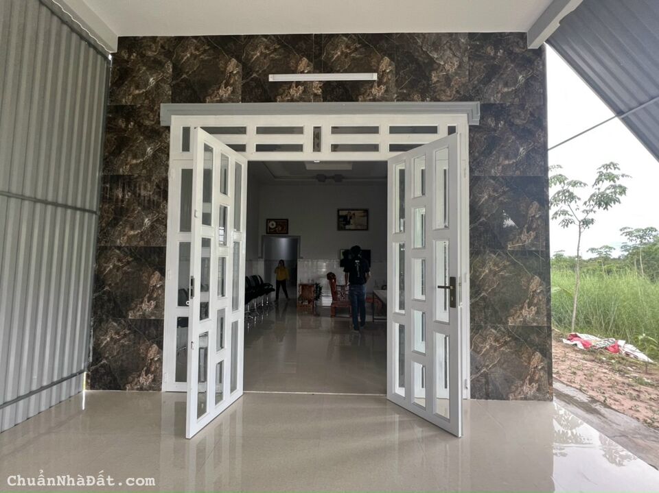 Bi vỡ nợ cần bán nhà mới ấp 1 Minh Thành- thị xã Chơn Thành. Giá 6tr/m2 .Lh 0373817105