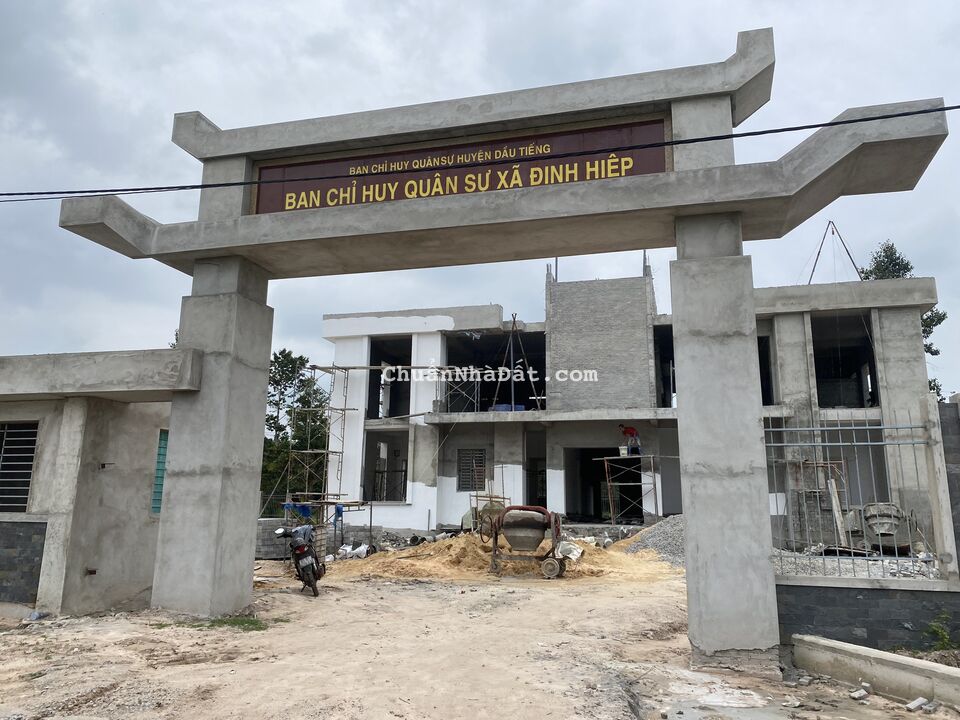 Kẹt quá bán miếng đất 2 MT 441m2 (21x21m2), gần chợ và UBND, trong khu hành chính mới Kẹt quá bán miếng đất 2 MT 441m2 (21x21m2), gần chợ và UBND, trong khu hành chính mới