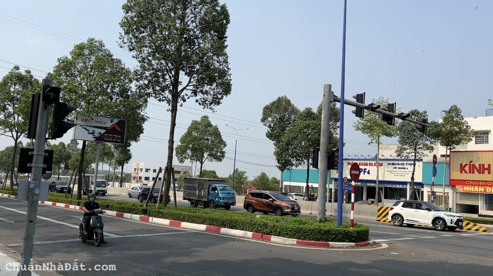 Gia đình cần bán lô đất 150m2, ngay gần chợ và trường học, ngay gần Quốc Lộ 13 Gia đình cần bán lô đất 150m2, ngay gần chợ và trường học, ngay gần Quốc Lộ 13