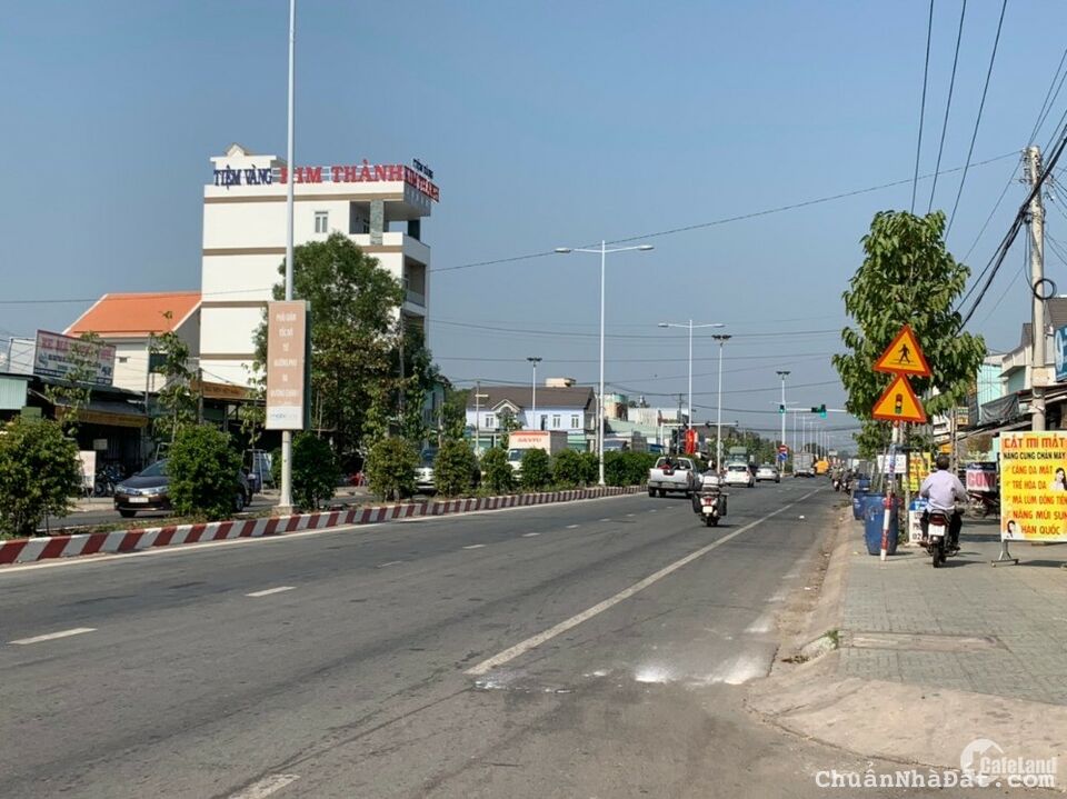 Kẹt tiền ngân hàng cần bán 450m2, ngay gần chợ và trường học, nằm trong khu trung tâm hành chính