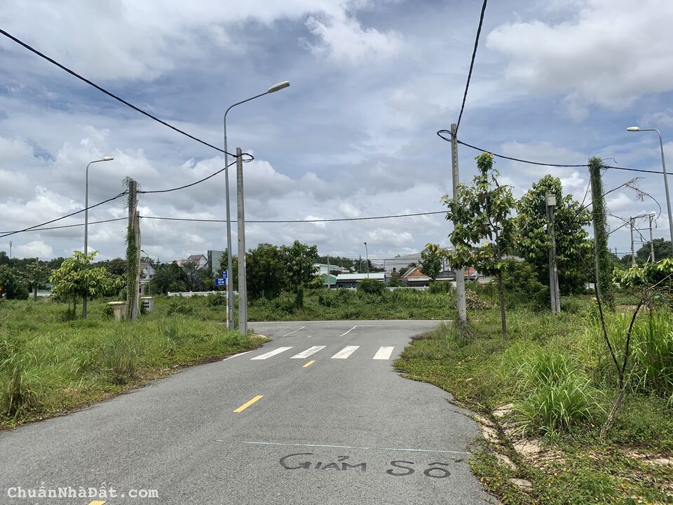 Kẹt tiền cần bán lô đất gần trường đại học Việt Đức, mặt tiền đường nhựa 25m, kế siêu thị GO