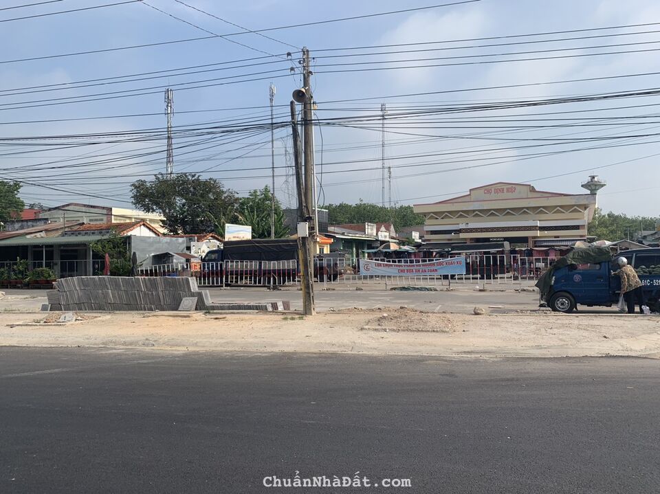 Kẹt quá bán miếng đất 2 MT 449m2 (22x21m2), gần chợ và UBND, trong khu hành chính mới