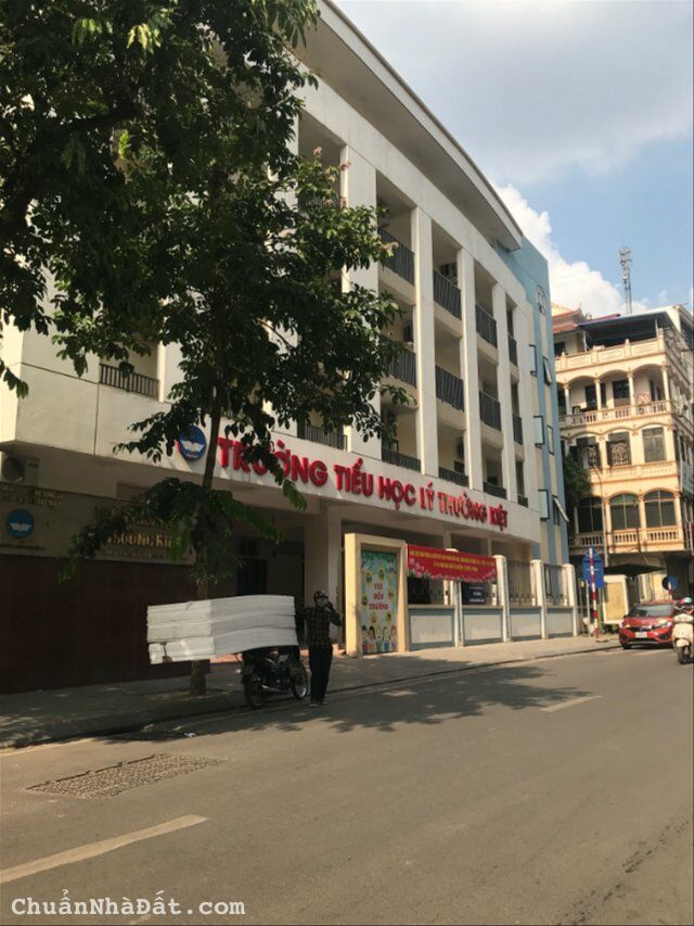 Cần Bán Gấp Nhà Đống Đa Mặt Phố Nguyễn Khuyến 200m2 MT 6.3m Giá 40tỷ Mặt tiền siêu rộng.