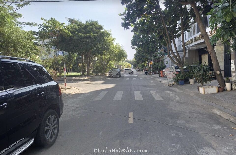 Bán Gấp Lô Đất 92m2 Giá 2tỷ2 Ngay Đường D5 P25 Bình Thạnh . Sổ chính chủ. Xây tự do Bán Gấp Lô Đất 92m2 Giá 2tỷ2 Ngay Đường D5 P25 Bình Thạnh . Sổ chính chủ. Xây tự do