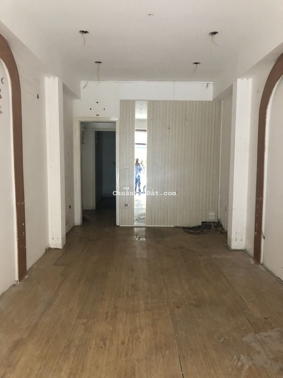 Mặt phố Trần Quốc Toản, phường Hàng Bài DT 45m x 5 tầng, MT 3.8m kdoanh sạch sẽ giá 38tr/tháng