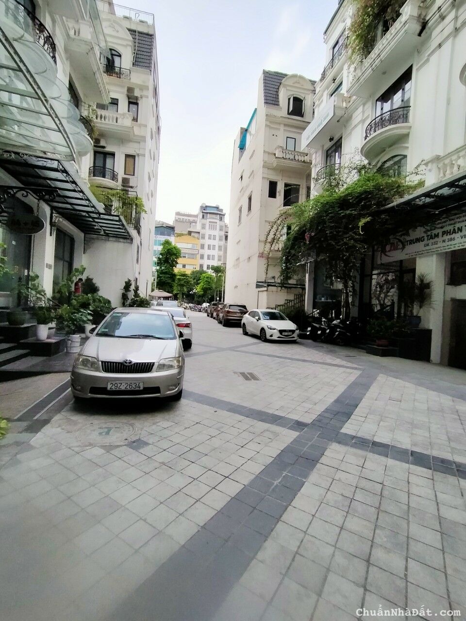  Bán 2 căn Shophouse tại Dịch Vọng hậu , DT:196m2x6T, MT :10m, nội thất cao cấp. Giá 75 tỷ