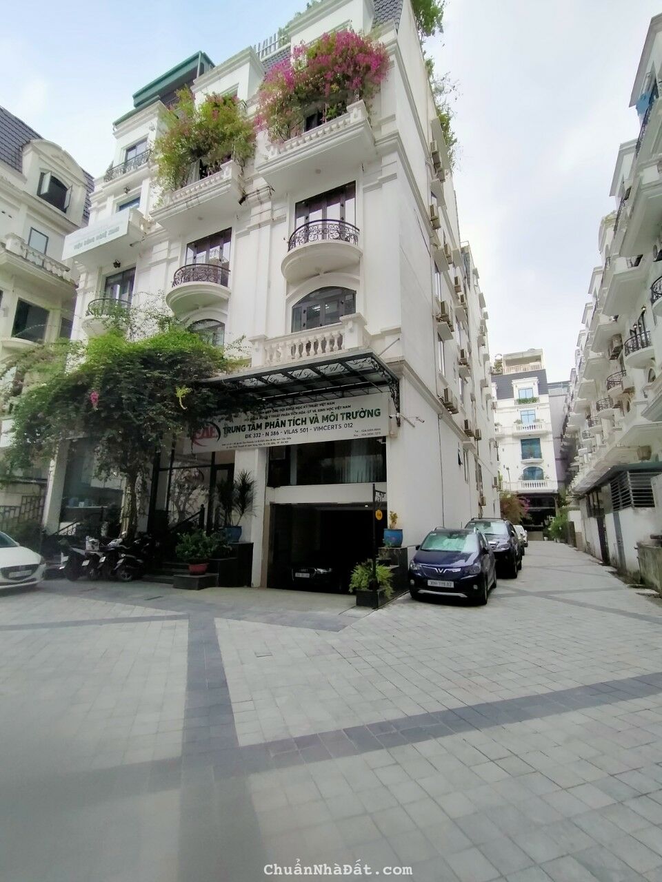  Bán 2 căn Shophouse tại Dịch Vọng hậu , DT:196m2x6T, MT :10m, nội thất cao cấp. Giá 75 tỷ