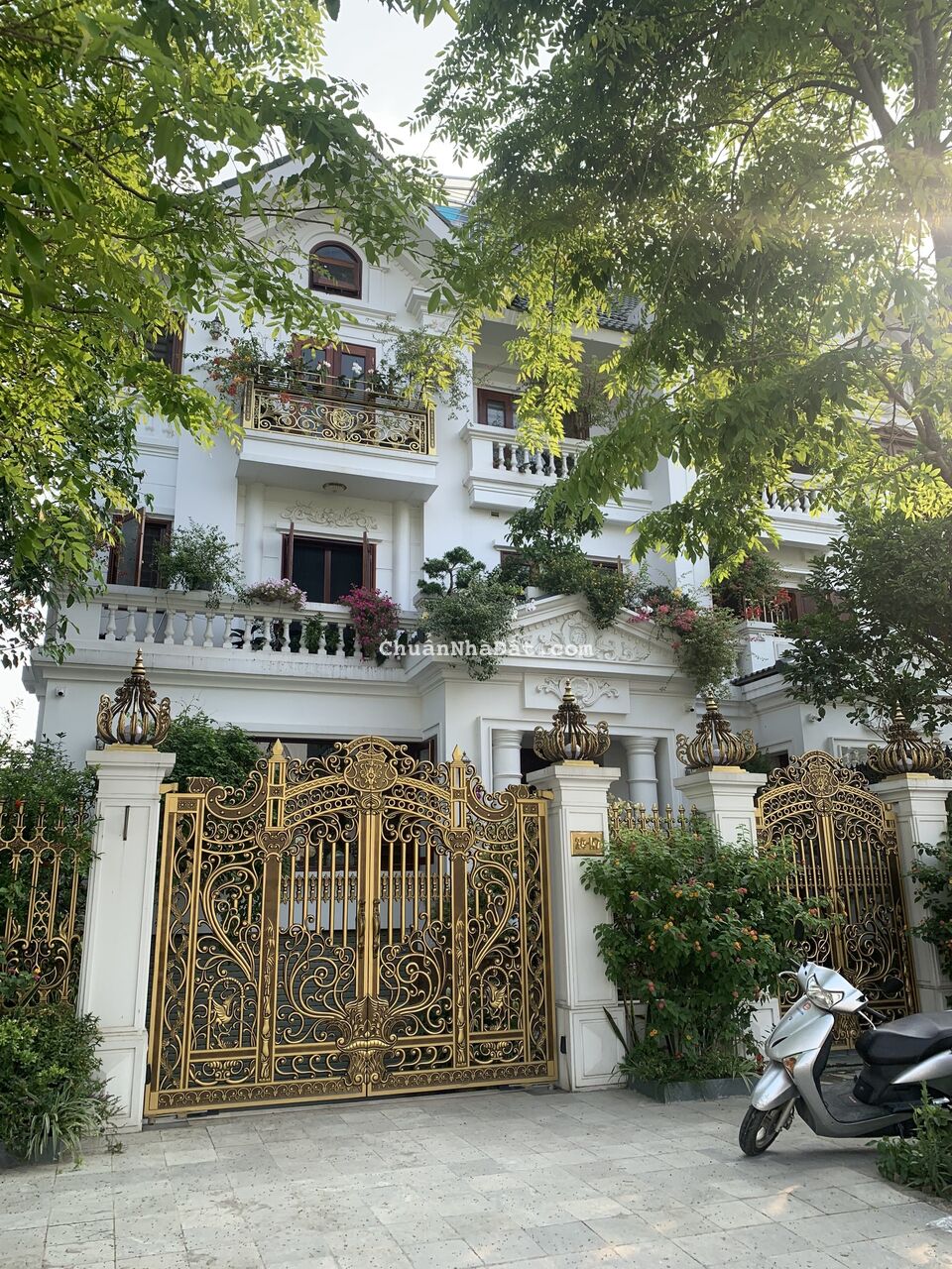 Bán nhà ngõ Hoàng Đạo Thành, DT:200m2 x 3T,MT:20m, lô góc , 3 mặt thoáng ,ô tô tránh nhau.