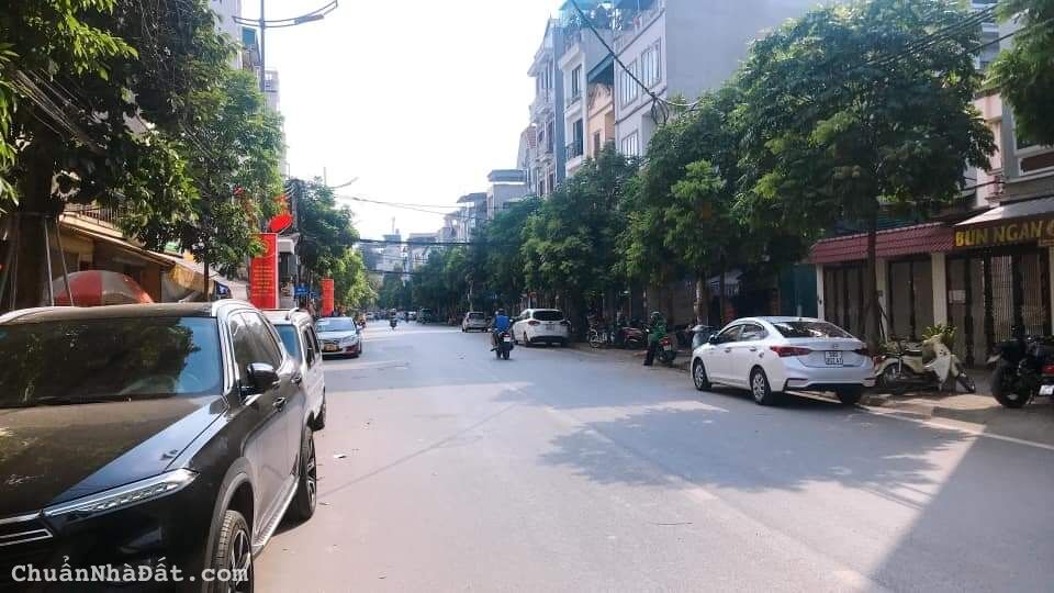 Bán nhà ngõ Hoàng Đạo Thành, DT:200m2 x 3T,MT:20m, lô góc , 3 mặt thoáng ,ô tô tránh nhau.