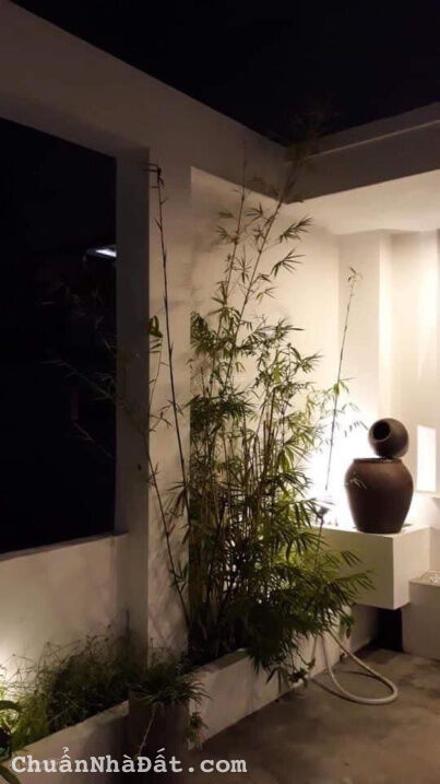 Bán nhà đường Đề Thám hướng Đông Nam, kiến trúc Tân cổ điển hiện đại, full nội thất giá cực rẻ!!