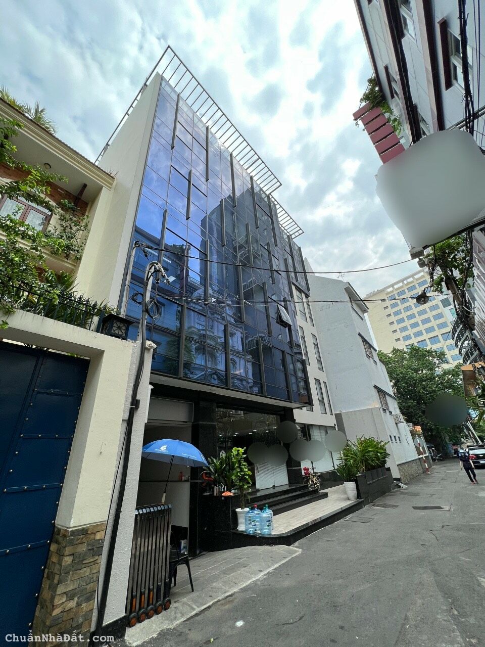 Cho thuê toà nhà đường Nam Kỳ Khởi Nghĩa. Ngang lớn 17m, hệ thống PCCC đầy đủ. Giá: 16.000$