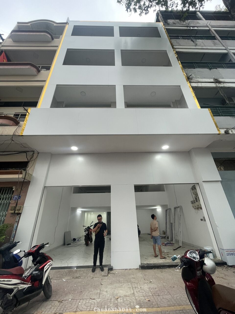 Cho thuê tòa nhà MT Trần Phú, 8x15M, Quận 5, hai chiều, mới 100% chỉ 120 triệu.