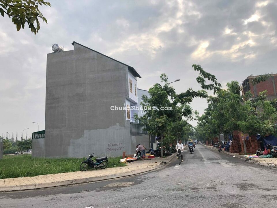 Chính chủ bán lô đất mặt tiền Nguyễn Văn Quá , DT 95m2 , giá 2tỷ450 , sổ riêng , dân cư đông đúc Chính chủ bán lô đất mặt tiền Nguyễn Văn Quá , DT 95m2 , giá 2tỷ450 , sổ riêng , dân cư đông đúc