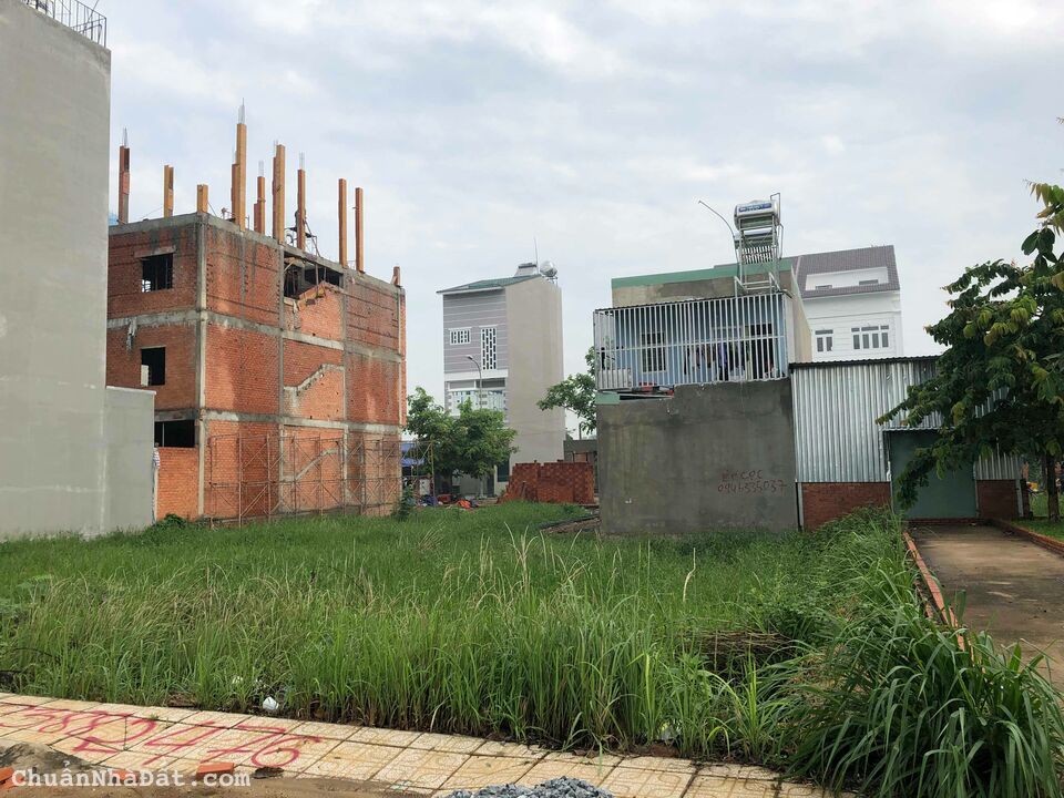 Chính chủ bán lô đất mặt tiền Nguyễn Văn Quá , DT 95m2 , giá 2tỷ450 , sổ riêng , dân cư đông đúc Chính chủ bán lô đất mặt tiền Nguyễn Văn Quá , DT 95m2 , giá 2tỷ450 , sổ riêng , dân cư đông đúc