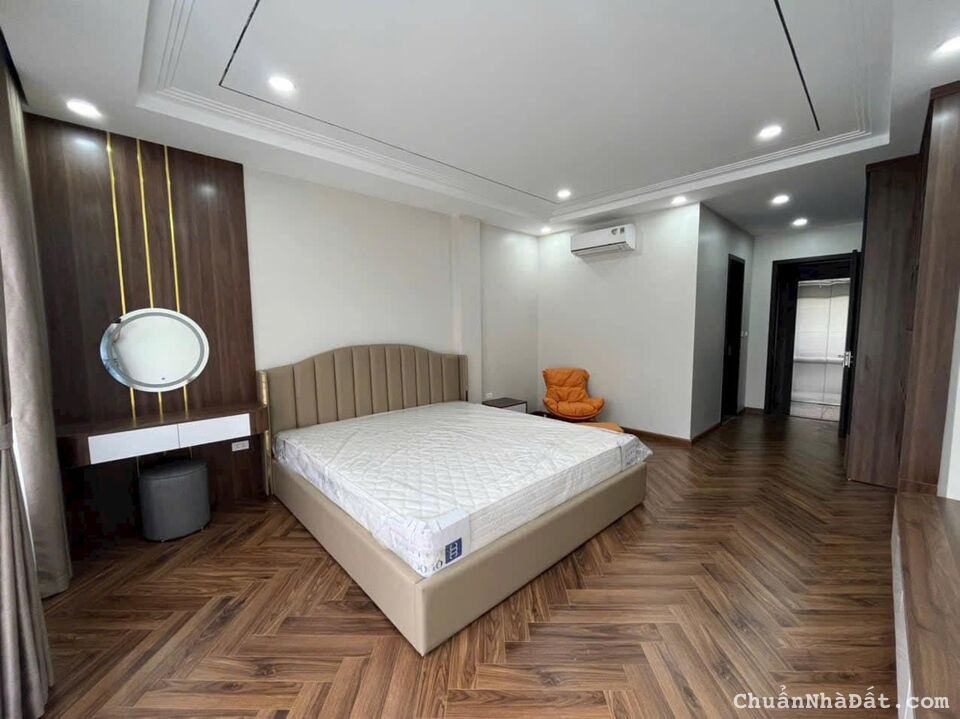 Bán Nhanh Trong Tháng Phân Lô Văn La, 7 Tầng Thang Máy, Gara Ô Tô