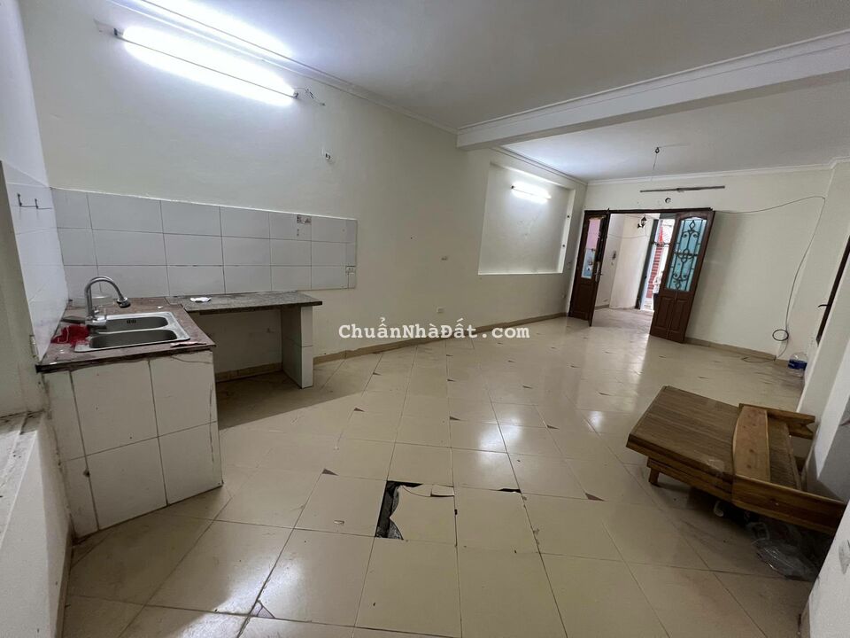 Bán Nhà Nguyễn Chính, Hoàng Mai. 46m, 2T, 4m, 3.7 tỷ. oto đỗ cửa, gần phố, trung tâm